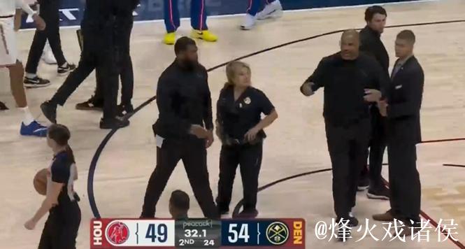 乌度卡怒斥漏判申京犯规，掘记建议将其驱逐出场